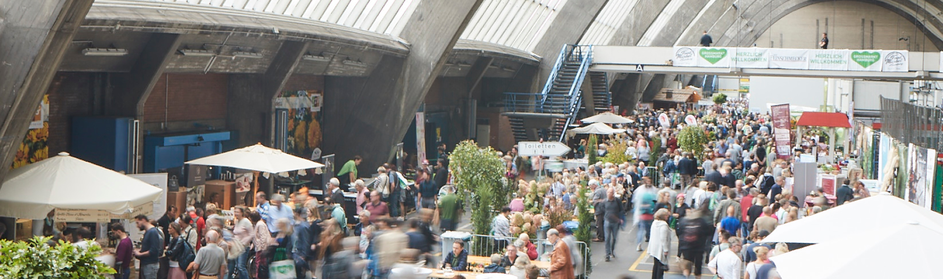 Besuchertreiebn auf dem Food Market Hamburg in der Großmarkthalle