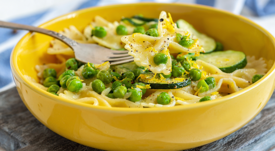 Cremige Frühlings-Pasta mit Erbsen, Zucchini & Zitronen