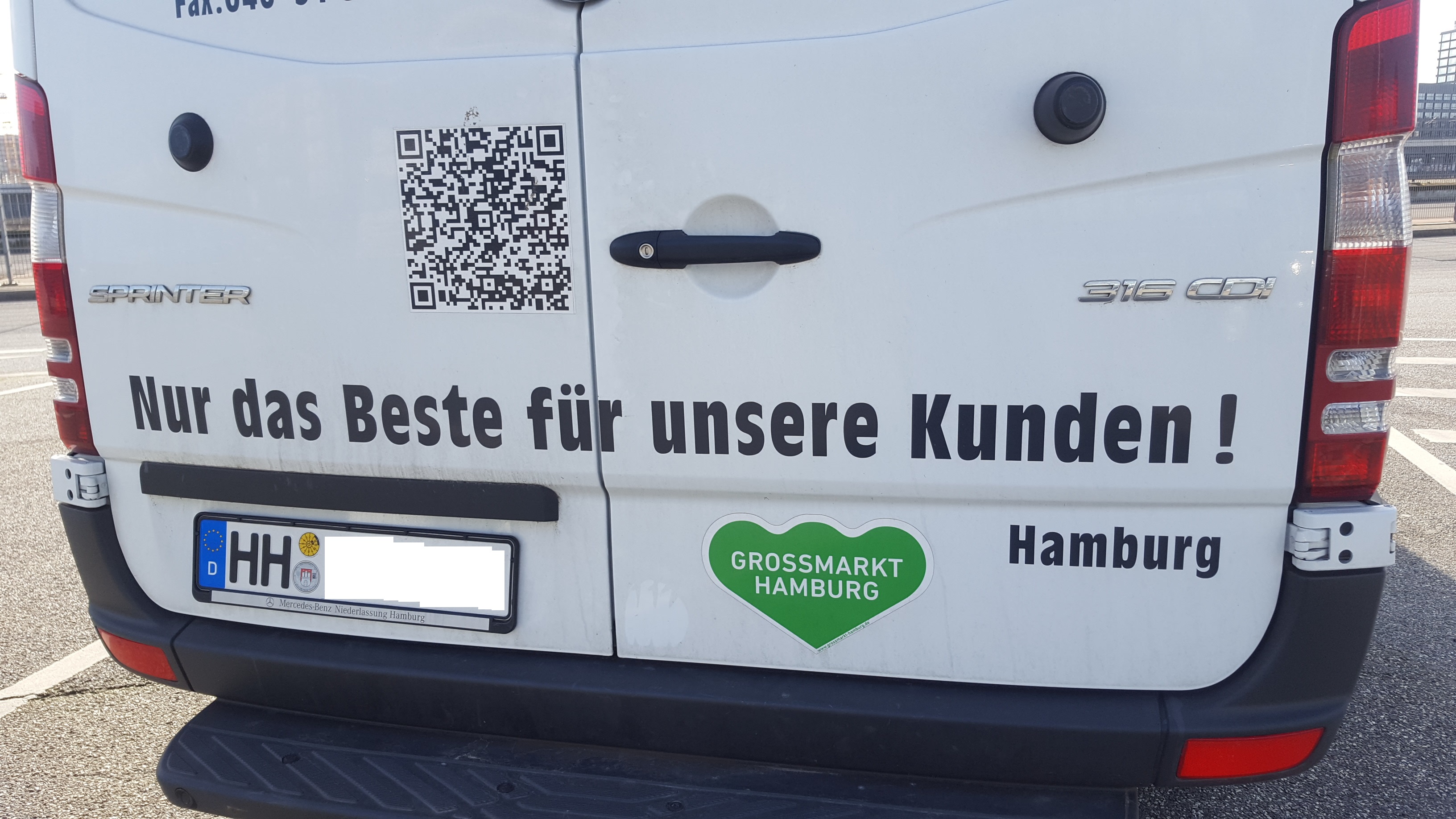 Ein Transporter beklebt mit dem Großmarkt Sticker